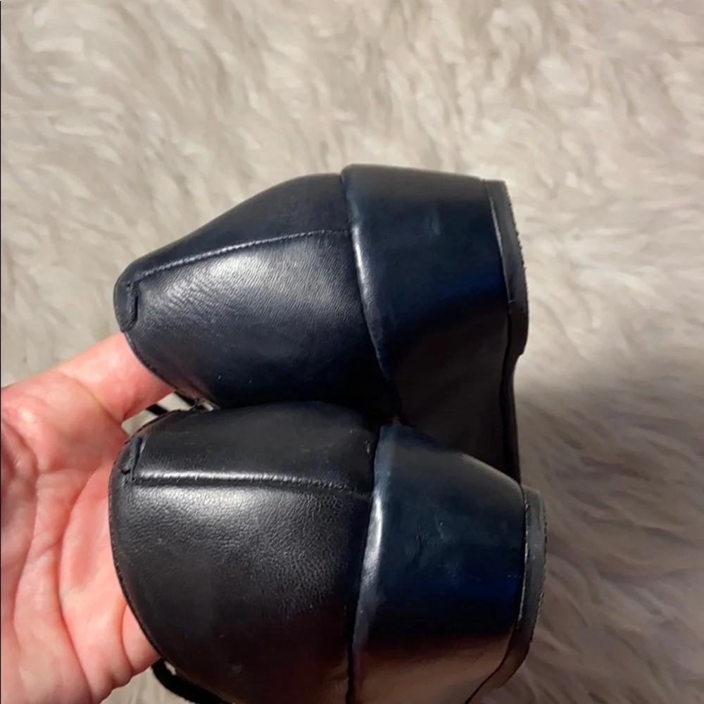L’Amour DesPieds Leather Wedges